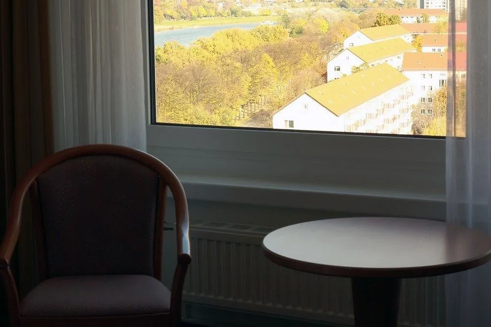 Hotel Am Terrassenufer Drezno 4*,